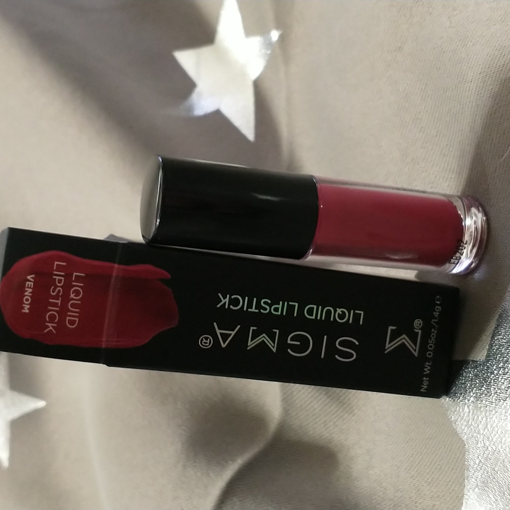 Sigma liquid lipstick - venom red